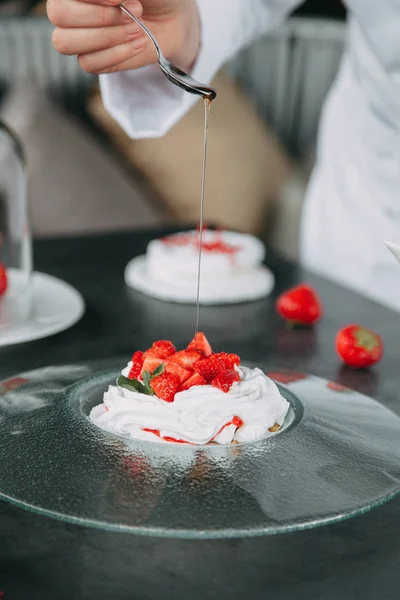 Подготовка десерта Павлова — стоковое фото