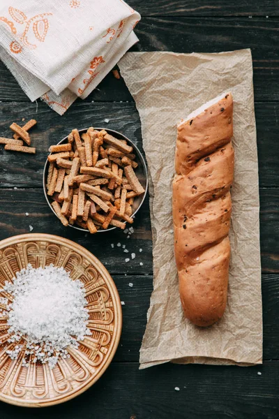 Хліб і крекери з сіллю — стокове фото