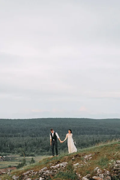 Esküvő a hegyekben — Stock Fotó