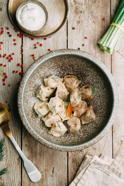 Köfte Patates, peynir, çilek ile