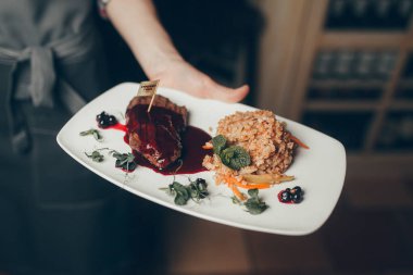 sıcak yemek ve salata