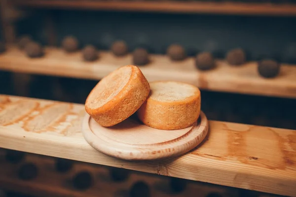 Виробництво і зберігання сиру — стокове фото