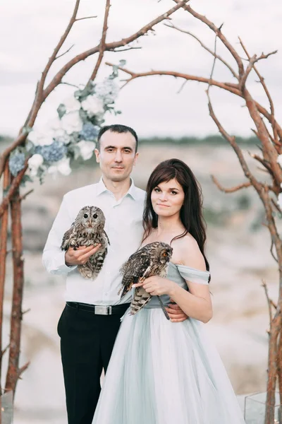 Mystieke huwelijk met uilen — Stockfoto