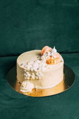 ihale berry bisküvi kek kompozisyon, kumaş ve ahşap arka plan