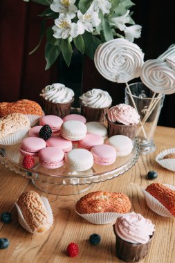 ihale berry bisküvi kek kompozisyon, kumaş ve ahşap arka plan