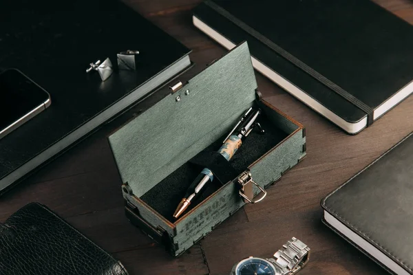 木箱で高価な軍事ペン 組成の属性を持つ暗い背景のセット — ストック写真