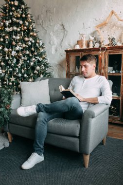 genç yakışıklı olan bir yeni yıl tema, Eşcinsel stüdyo