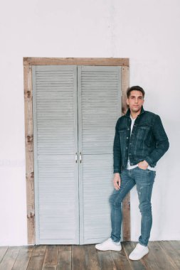 genç yakışıklı olan bir yeni yıl tema, Eşcinsel stüdyo