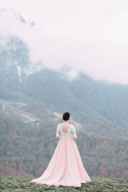 Sochi ve deniz, ca tarafından Avrupa tarzında bir düğün dağlarında modern düğün