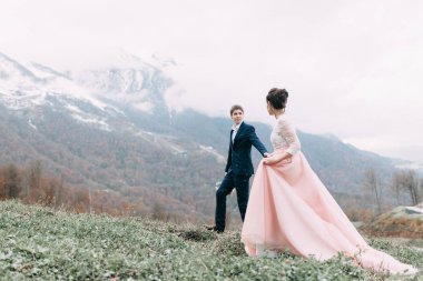 Sochi ve deniz, ca tarafından Avrupa tarzında bir düğün dağlarında modern düğün