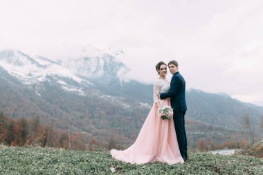 Sochi ve deniz, ca tarafından Avrupa tarzında bir düğün dağlarında modern düğün