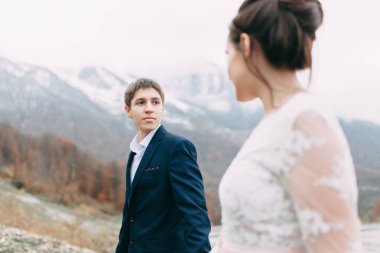 Sochi ve deniz, ca tarafından Avrupa tarzında bir düğün dağlarında modern düğün