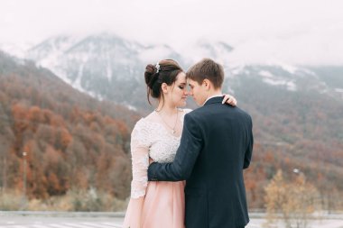 Sochi ve deniz, ca tarafından Avrupa tarzında bir düğün dağlarında modern düğün