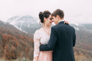 Sochi ve deniz, ca tarafından Avrupa tarzında bir düğün dağlarında modern düğün