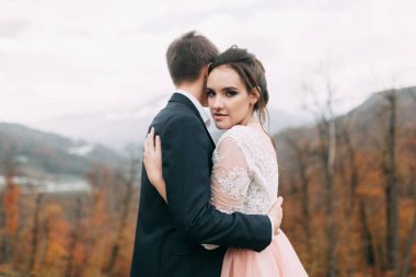 Sochi ve deniz, ca tarafından Avrupa tarzında bir düğün dağlarında modern düğün