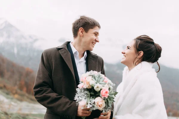 ソチや海 によってヨーロッパ スタイルの結婚式で山でモダンな結婚式 — ストック写真