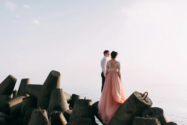 ソチや海 によってヨーロッパ スタイルの結婚式で山でモダンな結婚式 — ストック写真
