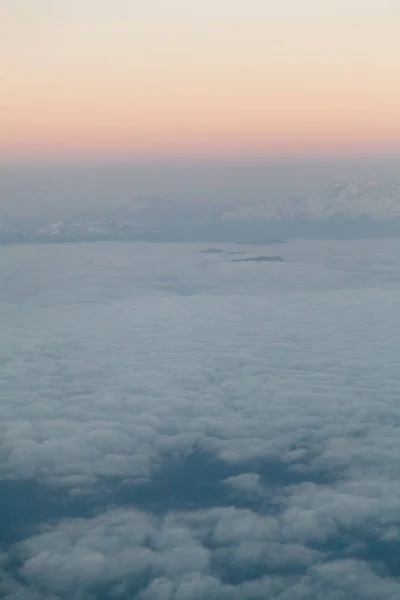飛行機旅行の景色 美しい空と雲と夜明けの離着陸時 ソチとウラル山脈上空 — ストック写真