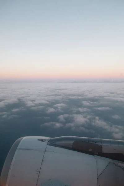 Vista Avião Que Viaja Durante Decolagem Aterragem Amanhecer Com Belos — Fotografia de Stock