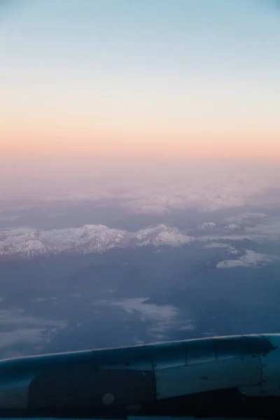 Vista Avião Que Viaja Durante Decolagem Aterragem Amanhecer Com Belos — Fotografia de Stock