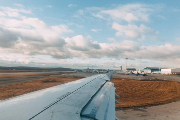 飛行機旅行の景色 美しい空と雲と夜明けの離着陸時 ソチとウラル山脈上空 — ストック写真