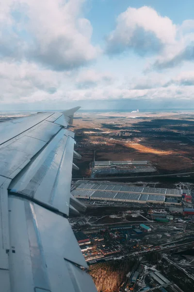 Vista Avião Que Viaja Durante Decolagem Aterragem Amanhecer Com Belos — Fotografia de Stock