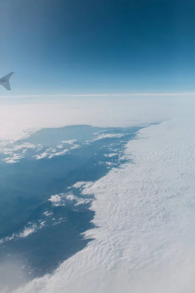 飛行機旅行の景色 美しい空と雲と夜明けの離着陸時 ソチとウラル山脈上空 — ストック写真