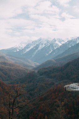 dağ türler Sochi kırmızı glade, karla kaplı dağ zirveleri, bulutların üzerinde bir görünüm