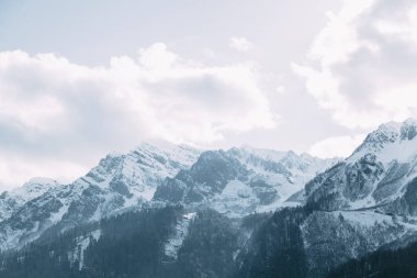 dağ türler Sochi kırmızı glade, karla kaplı dağ zirveleri, bulutların üzerinde bir görünüm