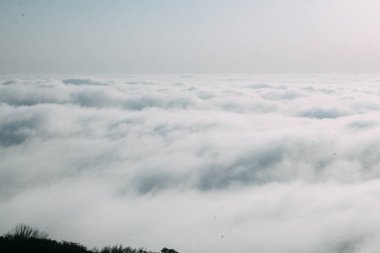 dağ türler Sochi kırmızı glade, karla kaplı dağ zirveleri, bulutların üzerinde bir görünüm