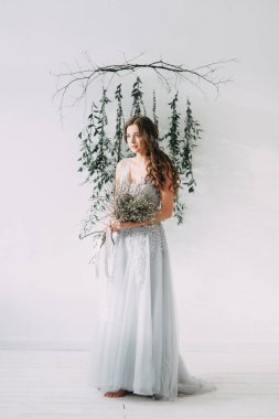 Şık bir dekor ile stüdyo ve Avrupa tarzı taze yeşillikleri ile kolay bahar gelinin sabah