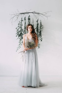 Şık bir dekor ile stüdyo ve Avrupa tarzı taze yeşillikleri ile kolay bahar gelinin sabah