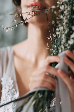 Şık bir dekor ile stüdyo ve Avrupa tarzı taze yeşillikleri ile kolay bahar gelinin sabah