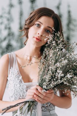 Şık bir dekor ile stüdyo ve Avrupa tarzı taze yeşillikleri ile kolay bahar gelinin sabah