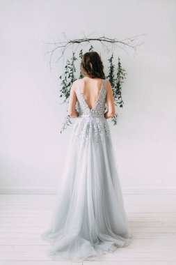 Şık bir dekor ile stüdyo ve Avrupa tarzı taze yeşillikleri ile kolay bahar gelinin sabah