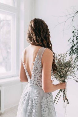 Şık bir dekor ile stüdyo ve Avrupa tarzı taze yeşillikleri ile kolay bahar gelinin sabah