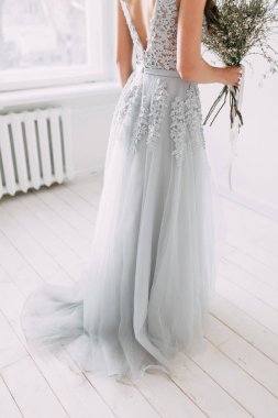 Şık bir dekor ile stüdyo ve Avrupa tarzı taze yeşillikleri ile kolay bahar gelinin sabah