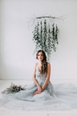 Şık bir dekor ile stüdyo ve Avrupa tarzı taze yeşillikleri ile kolay bahar gelinin sabah