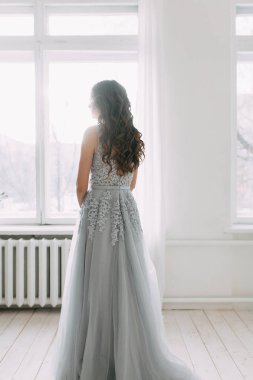 Şık bir dekor ile stüdyo ve Avrupa tarzı taze yeşillikleri ile kolay bahar gelinin sabah