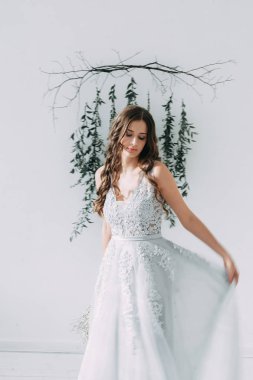 Şık bir dekor ile stüdyo ve Avrupa tarzı taze yeşillikleri ile kolay bahar gelinin sabah