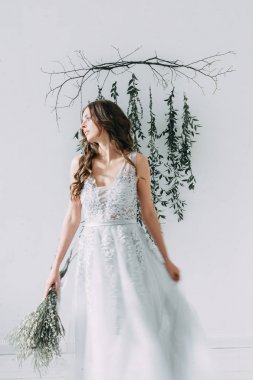 Şık bir dekor ile stüdyo ve Avrupa tarzı taze yeşillikleri ile kolay bahar gelinin sabah