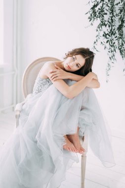 Şık bir dekor ile stüdyo ve Avrupa tarzı taze yeşillikleri ile kolay bahar gelinin sabah