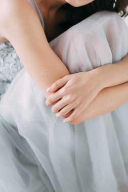 Şık bir dekor ile stüdyo ve Avrupa tarzı taze yeşillikleri ile kolay bahar gelinin sabah