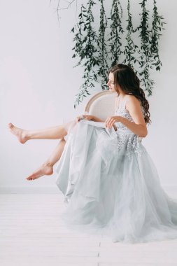 Şık bir dekor ile stüdyo ve Avrupa tarzı taze yeşillikleri ile kolay bahar gelinin sabah