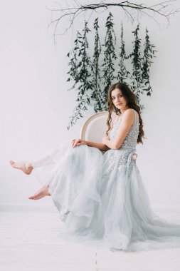 Şık bir dekor ile stüdyo ve Avrupa tarzı taze yeşillikleri ile kolay bahar gelinin sabah