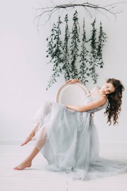 Şık bir dekor ile stüdyo ve Avrupa tarzı taze yeşillikleri ile kolay bahar gelinin sabah