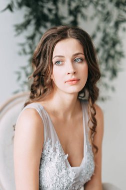 Şık bir dekor ile stüdyo ve Avrupa tarzı taze yeşillikleri ile kolay bahar gelinin sabah