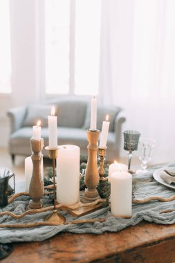 Kolay bahar sabahı İskandinav tarzı şık bir dekor ve Avrupa tarzı iğneler ile stüdyoda gelinin