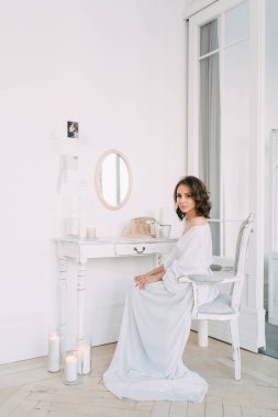 Kolay bahar sabahı İskandinav tarzı şık bir dekor ve Avrupa tarzı iğneler ile stüdyoda gelinin