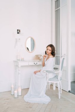 Kolay bahar sabahı İskandinav tarzı şık bir dekor ve Avrupa tarzı iğneler ile stüdyoda gelinin